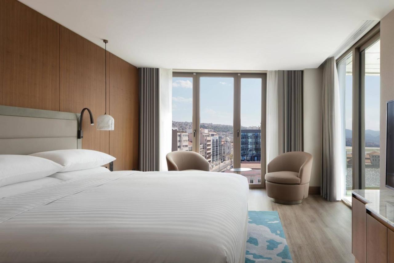 Izmir Marriott Hotel Kültér fotó A guest room at the hotel