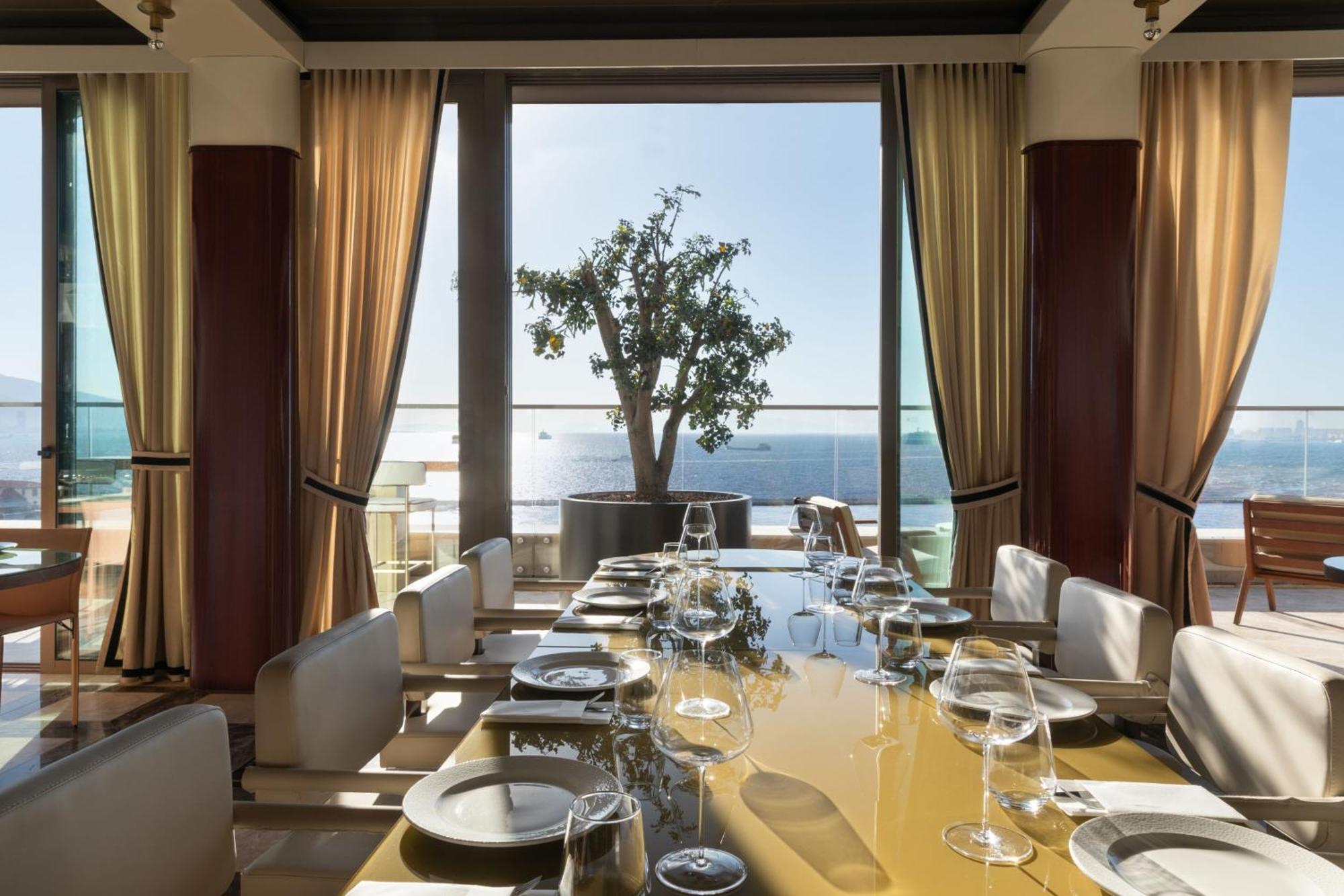Izmir Marriott Hotel Kültér fotó The restaurant