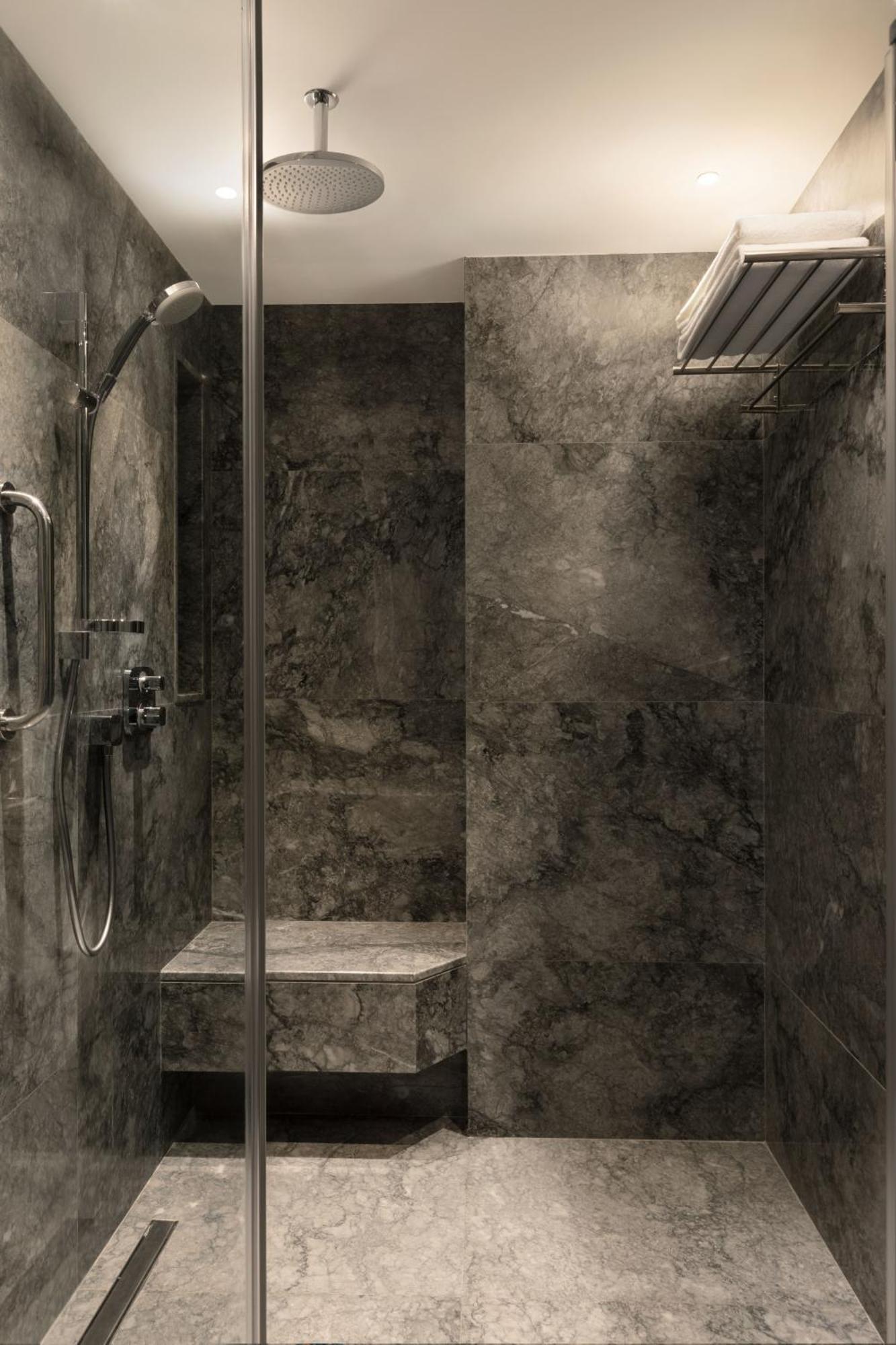 Izmir Marriott Hotel Kültér fotó A shower