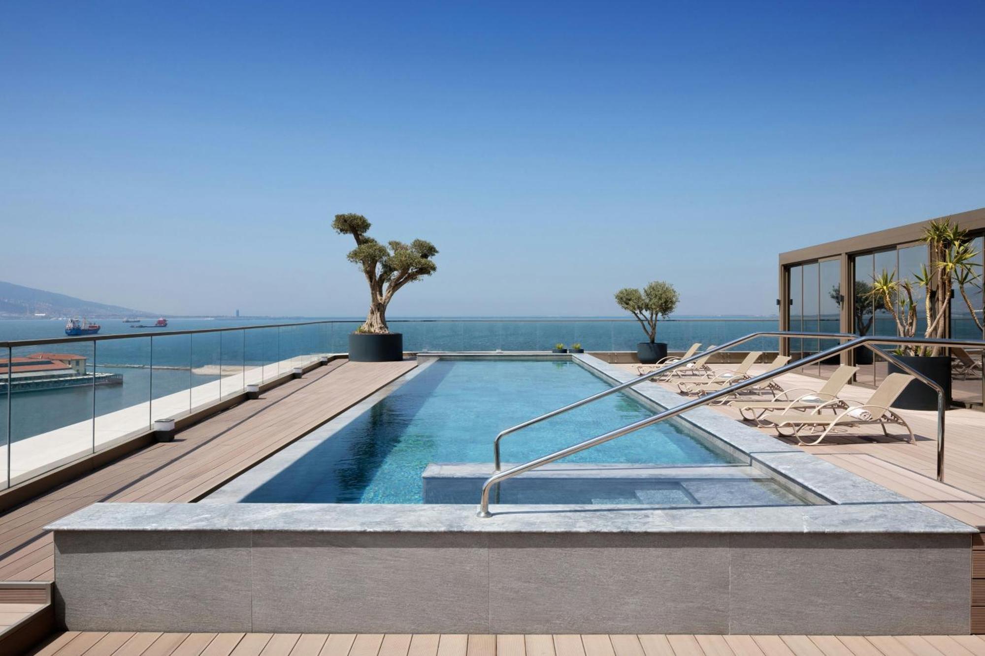 Izmir Marriott Hotel Kültér fotó The pool at the hotel