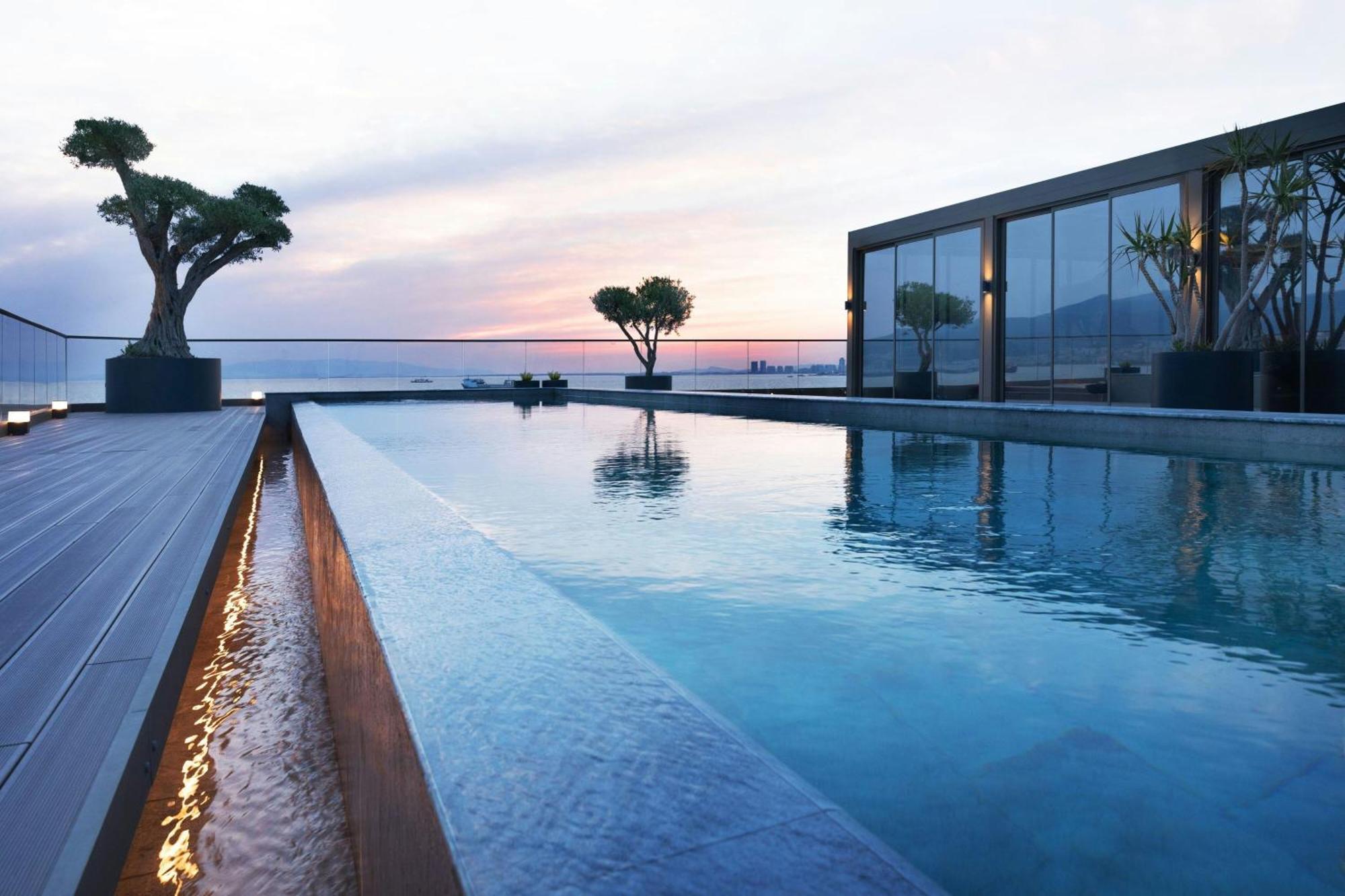 Izmir Marriott Hotel Kültér fotó The Sky Pool at The Landmark