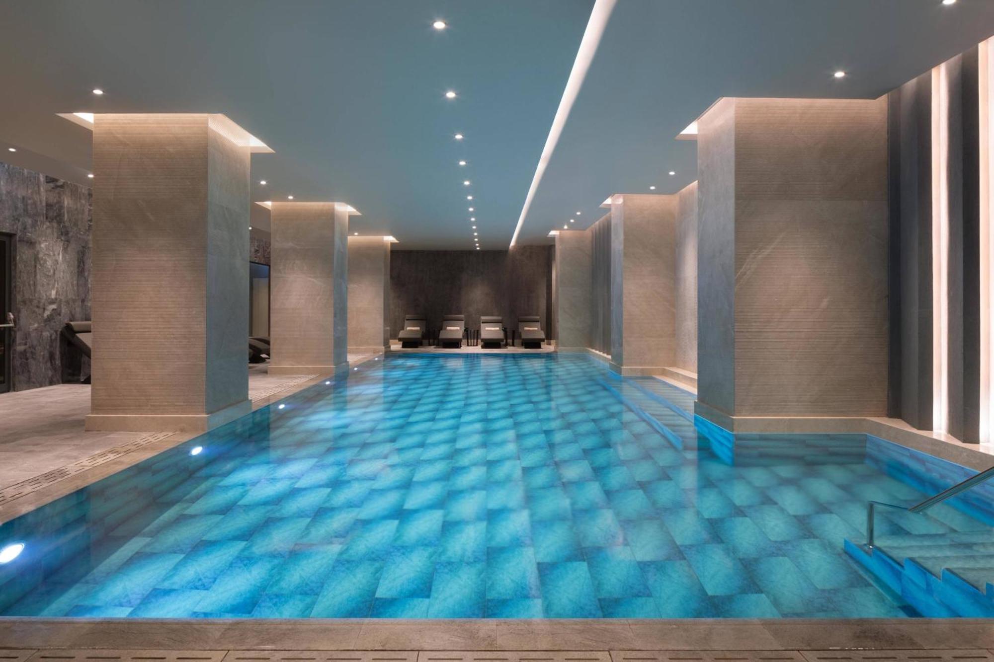 Izmir Marriott Hotel Kültér fotó The pool at The Spa at The Landmark